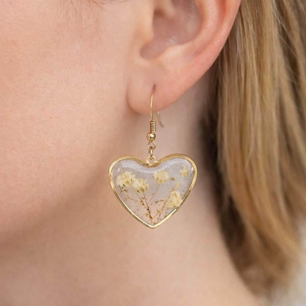 ✨ Gold Tone Clear Resin Heart Earrings with Pressed White Flowers